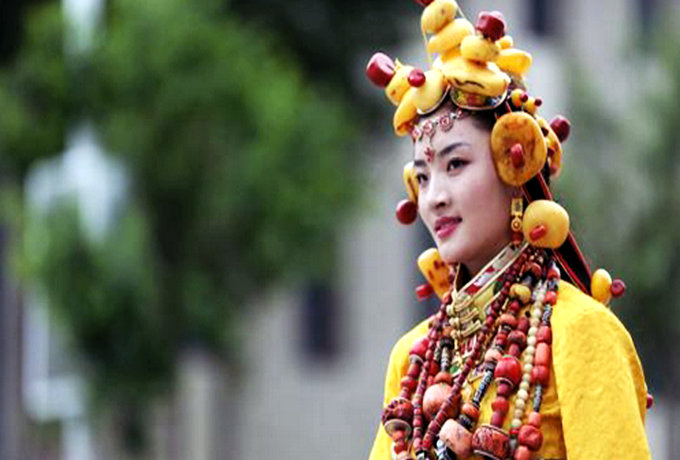 图为街头“走秀”的康巴姑娘。