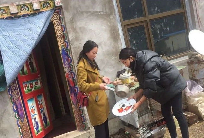 志愿者服务队员帮助五保户老人清理屋内卫生。