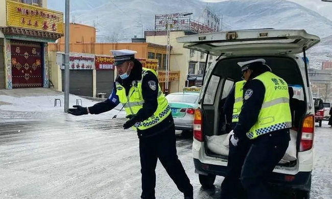 玉树市交警大队强化冰雪恶劣天气交通安全管理工作