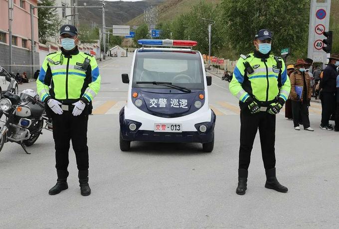 交警巡逻。