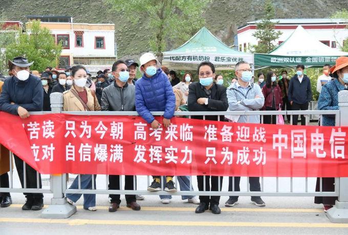 等候的家长们。