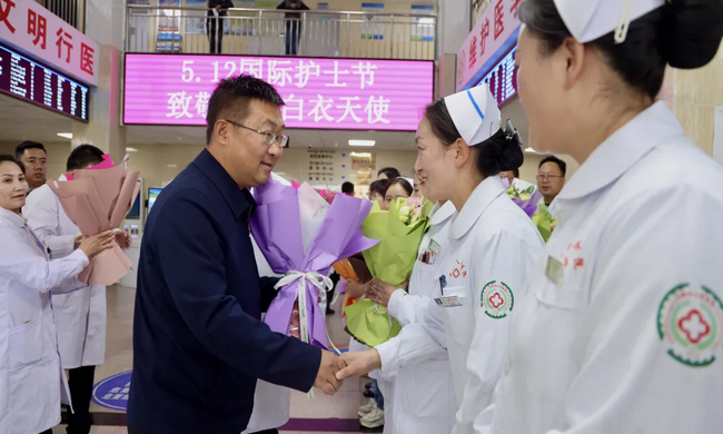 州委常委、玉树市委书记谭晟看望慰问