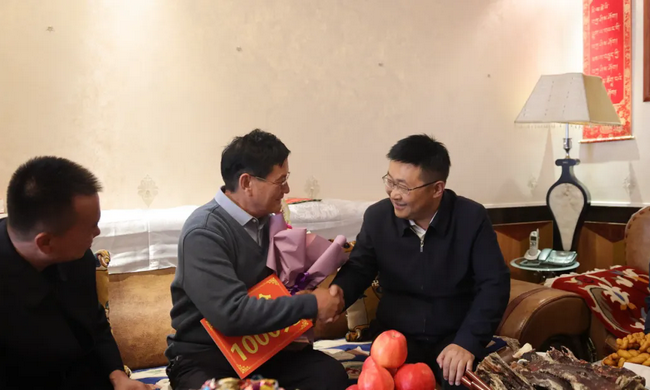 �������Ĵ�����쵼��չ��ʦ���߷�ο